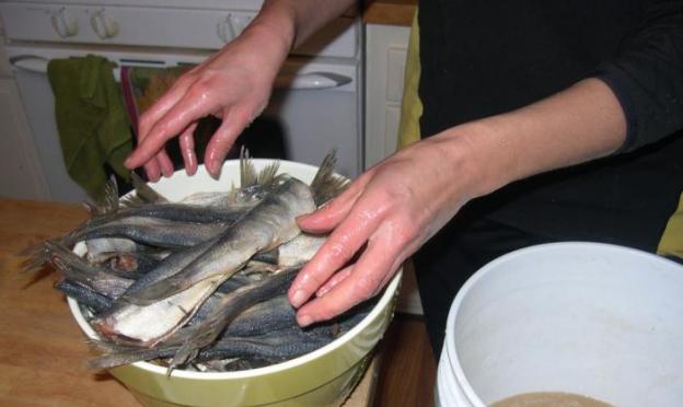 Как правильно посолить рыбу