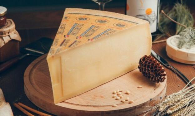 Описание качеств сыра грюйер с фото, его полезные свойства, а также применение швейцарского продукта в рецептах блюд