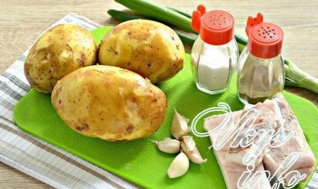 Печеный картофель с салом в духовке